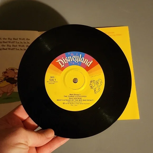 Walt Disney's Three Little Pigs Read Along storybook and record - Picture 5 of 7